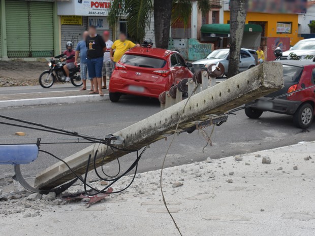 Poste foi derrubado no acidente na Avenida Cruz das Armas (Foto: Walter Paparazzo/G1) Poste foi derrubado no acidente na Avenida Cruz das Armas (Foto: Walter Paparazzo/G1)