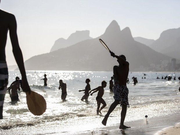 Banhistas se divertem jogando frescobol na Praia de Ipanema (Foto: Cecilia Acioli / G1)