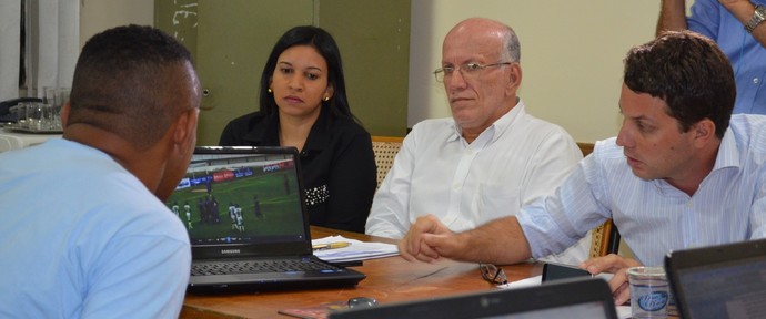 Da Silva mostra lance aos juízes no TJD-SE (Foto: João Áquila / GLOBOESPORTE.COM)