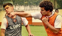 Suelen causa briga feia entre Iran e Leandro (Avenida Brasil/ TV Globo) Suelen causa briga feia entre Iran e Leandro (Avenida Brasil/ TV Globo)