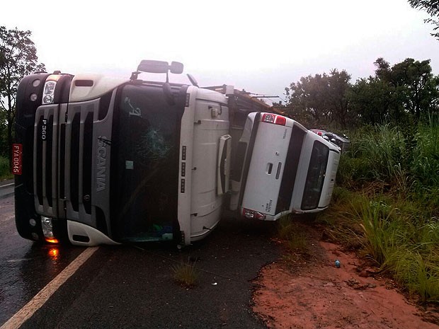 G Carreta Tomba Ao Tentar Ultrapassar Ve Culo Na Bahia Motorista