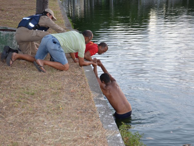 Homem entra na lagoa de João Pessoa para nadar  (Foto: Walter Paparazzo/G1)