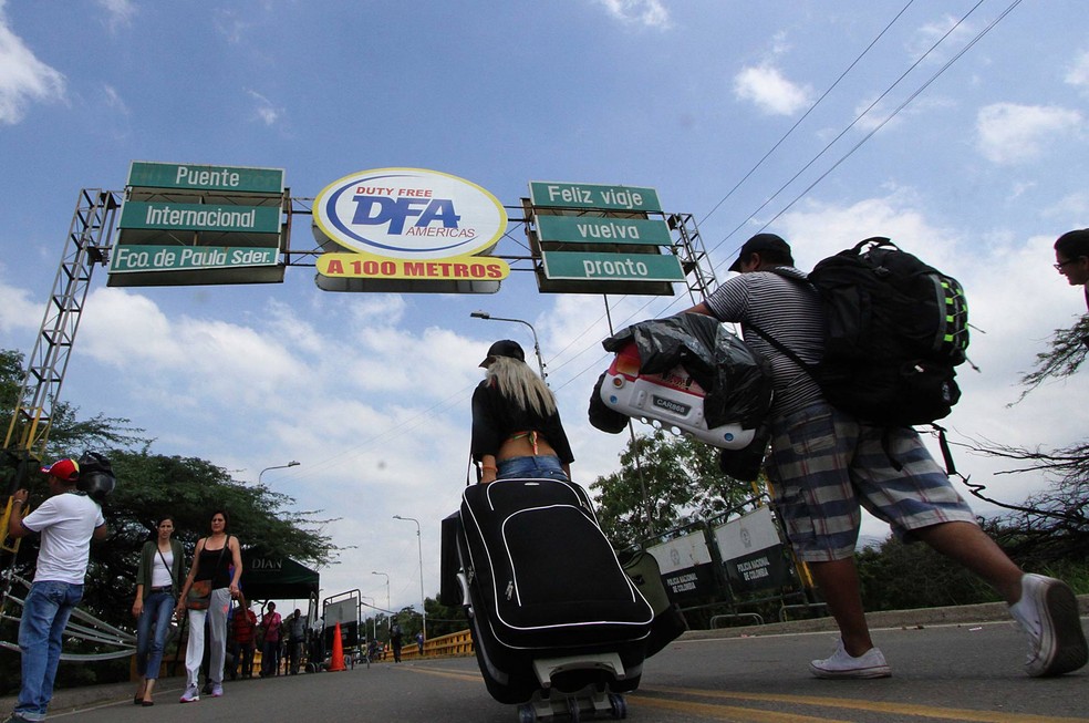 Pessoas atravessam no sábado (17) a ponte internacional Francisco de Paula Santander, que liga Urena, na Venezuela, e Cúcuta, na Colômbia, apesar da ordem de fechamento da fronteira emitida pelo governo venezuelano (Foto: George Castellanos/AFP) Pessoas atravessam no sábado (17) a ponte internacional Francisco de Paula Santander, que liga Urena, na Venezuela, e Cúcuta, na Colômbia, apesar da ordem de fechamento da fronteira emitida pelo governo venezuelano (Foto: George Castellanos/AFP)