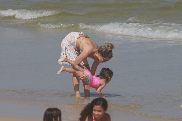 Grazi Massafera na praia com a filha Sofia (Foto: Dilson Silva/ AG. News) Grazi Massafera na praia com a filha Sofia (Foto: Dilson Silva/ AG. News)