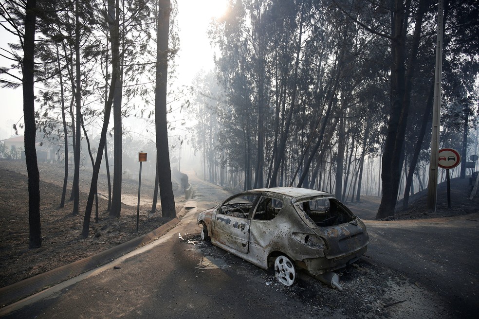 Carro incendiado abandonado em rodovia após incêndio florestal perto de Pedrógão Grande, na região central de Portugal (Foto: Rafael Marchante/Reuters)