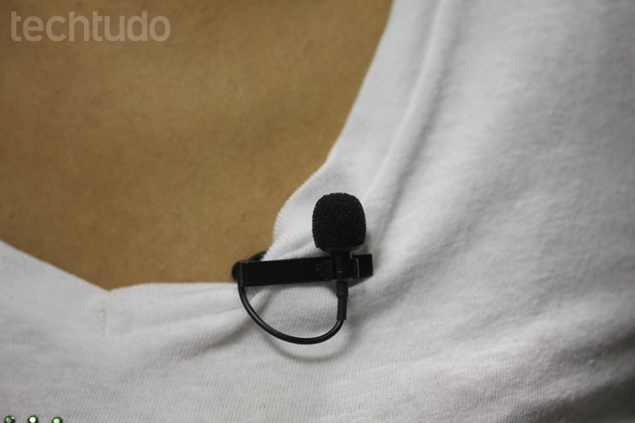 Microfone de lapela da Shure tem ótimo aproveitamento se usado sempre preso à roupa (Foto: Melissa Cruz / TechTudo) Microfone de lapela da Shure tem ótimo aproveitamento se usado sempre preso à roupa (Foto: Melissa Cruz / TechTudo)