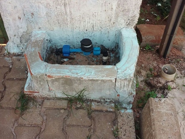 Bebê foi encontrado em caixa de medidor de água de um casa (Foto: PM/Divulgação)