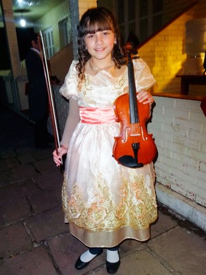 Isabel Damas Martins, de 11 anos, toca violino no Nativitaten  (Foto: Felipe Truda/G1)