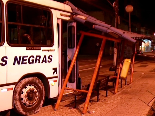 Acidente aconteceu na Rua 16, na Vila Santa Cecília, em Volta Redonda (Foto: Reprodução/TV Rio Sul)