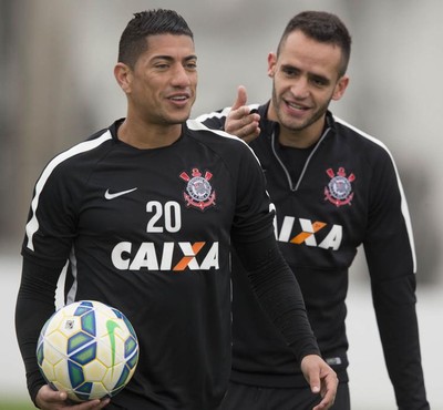 Ralf e Renato Augusto treino Corinthians (Foto: Daniel Augusto Jr/Ag. Corinthians)