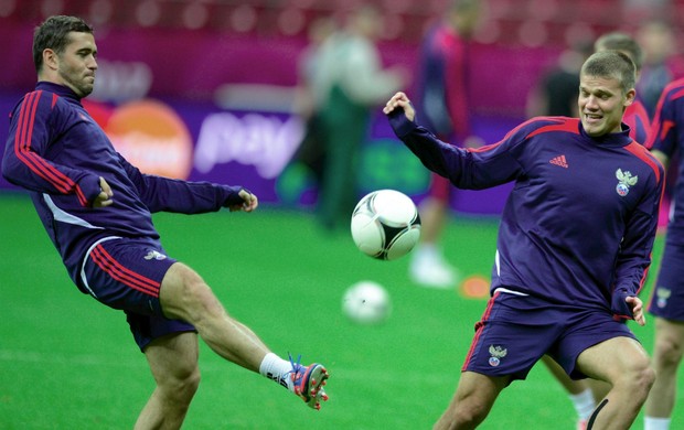 Kerzhakov e Izmailov, em treino da seleção russa (Foto: EFE)