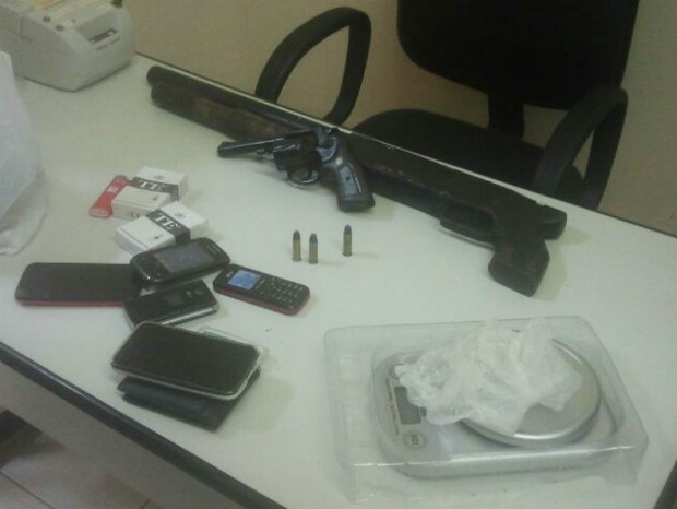 Armas e embalagem com resíduo de cocaína foram apreendidas (Foto: Adolfo Lima / TV TEM)