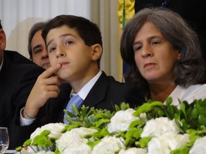 José Campos passou metade da homenagem sentado no colo da mãe (Foto: Thays Estarque/ G1)