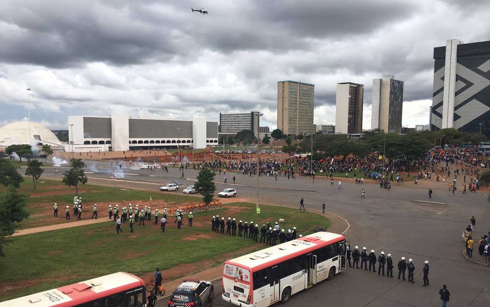 Esplanada dos Ministérios durante conflito entre policiais militares e manifestantes contrários à PEC do teto de gastos (Foto: Polícia Civil/Divulgação)