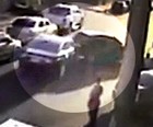 Motorista arrasta carro que levava bebê; VÍDEO (Reprodução)