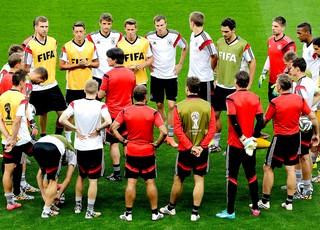 Joaquin Low com jogadores no treino Alemanha no Mineiro (Foto: AP)