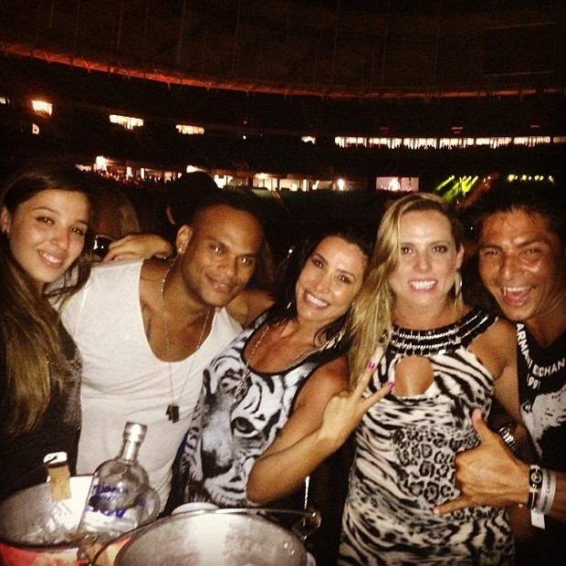Scheila Carvalho com o marido, Tony Salles, e amigos em show em Salvador, na Bahia (Foto: Instagram/ Reprodução)