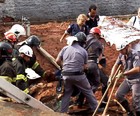 Muro desaba e deixa 2 mortos em Campinas (Toni Mendes / EPTV)