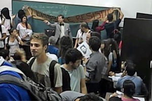 Alunos invadiram sala de aula para protestar contra discurso de professor, em favor do golpe de 64 (Foto: Reprodução/Canto Geral)