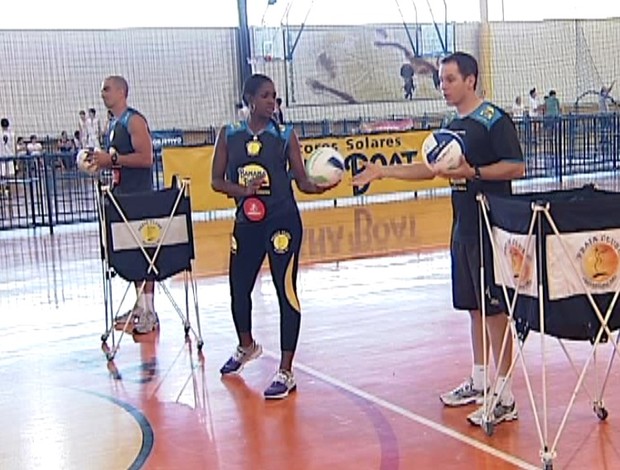 Herrera auxiliar preparador físico do Praia Clube na apresentação ao clube (Foto: Reprodução/TV Integração)