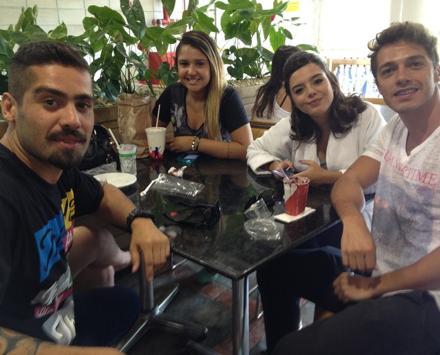 Yuri e Giovanna Lancellotti posam entre amigos (Foto: Vídeo Show/TV Globo) Yuri e Giovanna Lancellotti posam entre amigos (Foto: Vídeo Show/TV Globo)