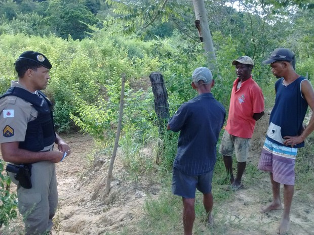 Corpo foi encontrado por moradores do assentamento, em Governador Valadares (MG) (Foto: Luiz Filipi Ciribelli/Inter TV dos Vales)