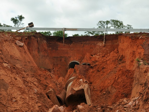 G1 Chuva abre cratera às margens da BR 359 em Mato Grosso do Sul