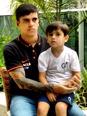 Fagner ganha concorrente e divide status de estrela com filho de 5 anos