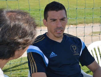 Lúcio Palmeiras entrevista revista do Japão (Foto: Silas Pereira)
