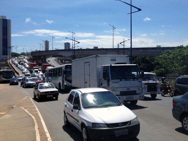 Acidente na estação do metrô causa congestionamento na saída da Via Expressa, em Salvador (Foto: Ruan Melo/G1)