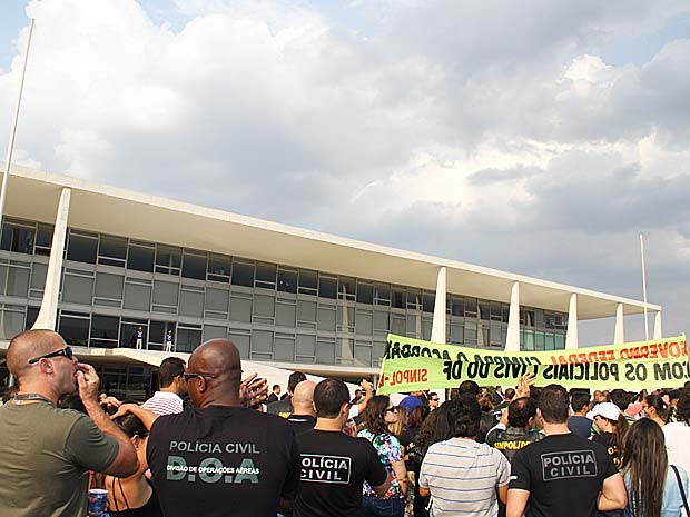 Policiais civis do Distrito Federal protestam em frente ao Palácio do Planalto (Foto: Vianey Bentes/TV Globo) Policiais civis do Distrito Federal protestam em frente ao Palácio do Planalto (Foto: Vianey Bentes/TV Globo)