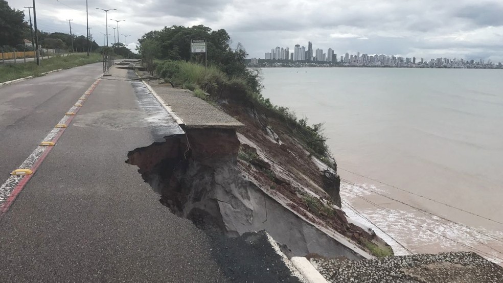 Medida quer reduzir velocidade da erosão na Barreira do Cabo Branco, em João Pessoa (Foto: Walter Paparazzo/G1)