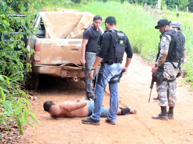 Com ele, a polícia encontrou munições no bolso da calça (Foto: Edson Azevedo) Com ele, a polícia encontrou munições no bolso da calça (Foto: Edson Azevedo)