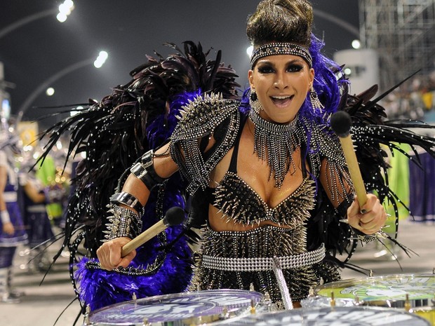 Aline Oliveira é a rainha da bateria da Mocidade Alegre pelo segundo ano (Foto: AFP PHOTO/YASUYOSHI CHIBA)