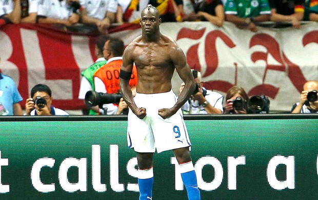 Mario Balotelli comemora gol da Itália contra a Alemanha (Foto: Reuters)