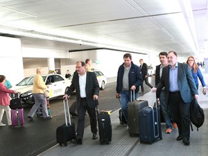 Governador e comitiva no aeroporto de Frankfurt, na Alemanha (Foto: Luiz Chaves/Palácio Piratini)