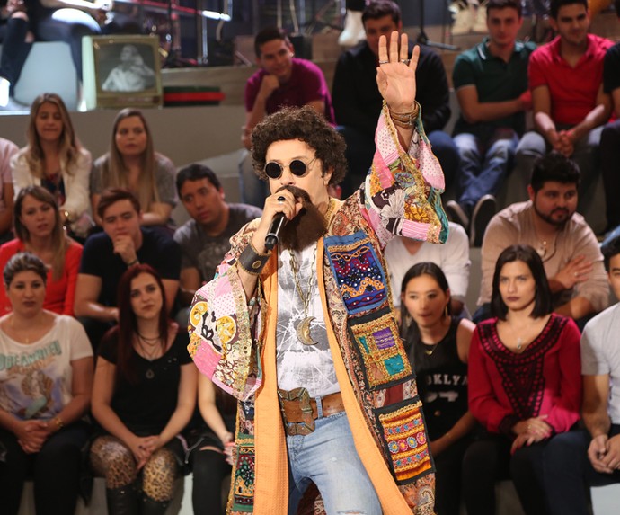 Tom Cavalcante imita o cantor Raul Seixas no 'Altas Horas' (Foto: Carol Caminha/Gshow)
