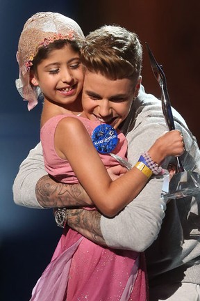Grace Kesablak e Justin Bieber em premiação em Los Angeles, nos Estados Unidos (Foto: Frederick M. Brown/ Getty Images/ AFP)