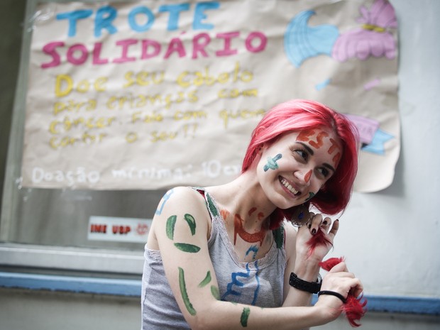 Caloura de estatística Camila Fontoura, de 18 anos, doa parte do cabelo cortado para ONG que ajuda crianças com câncer (Foto: Caio Kenji/G1)