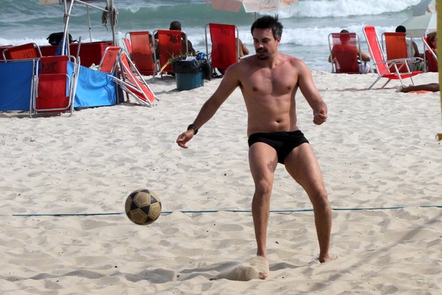 Márcio Kieling na praia (Foto: Marcos Ferreira / Foto Rio News)