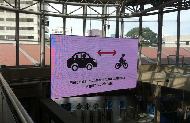 Telão na estação Pinheiros do Metrô exibe campanha lançada no domingo, 11/agosto (Foto: Sabrina Duran) Telão na estação Pinheiros do Metrô exibe campanha lançada no domingo, 11/agosto (Foto: Sabrina Duran)
