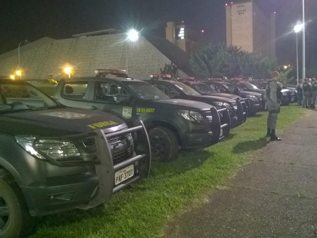 Força Nacional acompanha a montagem do acampamento no estacionamento do Teatro Nacional (Foto: Fernando Caixeta/G1)