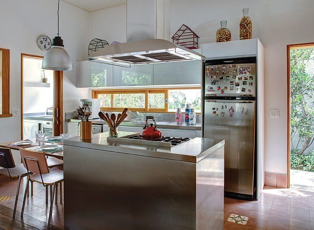 Uma das vantagens de morar em casa é ter uma cozinha assim, integrada com o jardim. Com ilha central e mesa de almoço, o projeto é do arquiteto Jorge Siemsen (Foto: Edu Castello/Casa e Jardim) Uma das vantagens de morar em casa é ter uma cozinha assim, integrada com o jardim. Com ilha central e mesa de almoço, o projeto é do arquiteto Jorge Siemsen (Foto: Edu Castello/Casa e Jardim)