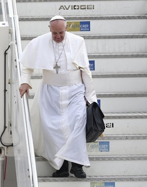 'Minha alegria é maior que o 
meu cansaço', diz Papa na Itália (Alessandro Bianchi/Reuters)