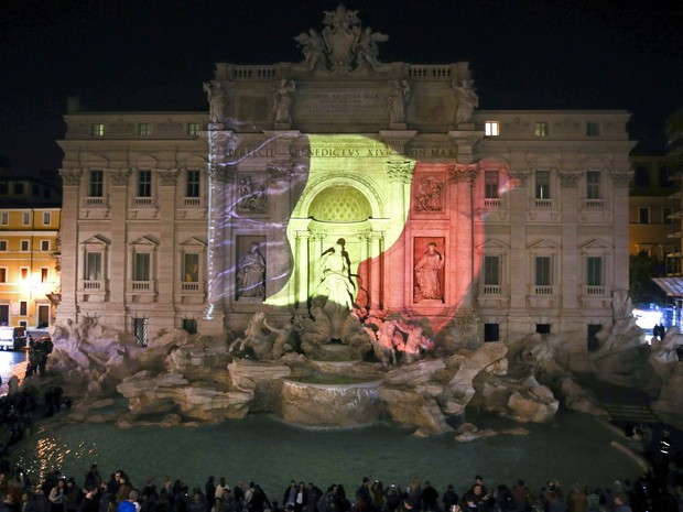 A fonte de Trevi em Roma, na Itália, é iluminada com as cores da bandeira da Bélgica em homenagem às vítimas dos ataques terroristas desta terça (22) (Foto: Stefano Rellandini/Reuters)