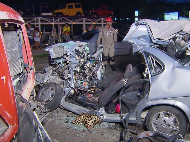 Carro da família ficou completamente destruído (Foto: Reprodução / TV Globo)