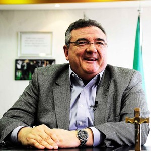 Gobbi volta atrás, descarta técnico interino e diz que renovaria com Mano