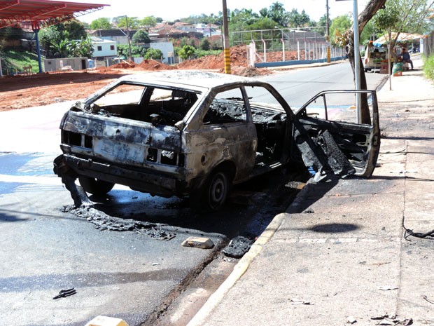 G1 Carro pega fogo em avenida após condutor encher o tanque em posto