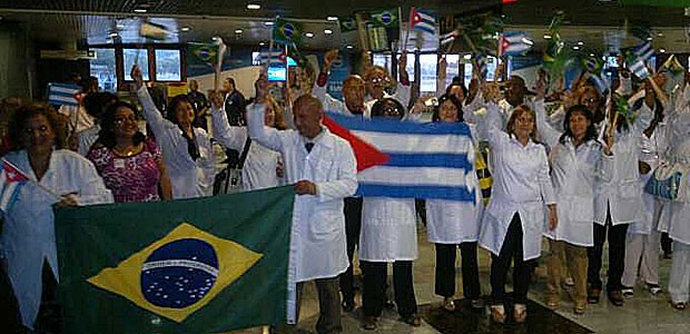 Grupo de 30 médicos cubanos desembarcou no Recife (Foto: Luna Markman / G1)