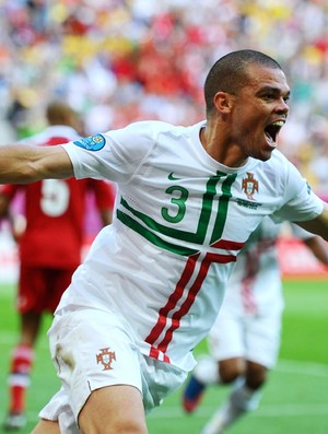 Pepe portugal gol dinamarca (Foto: Agência Reuters)